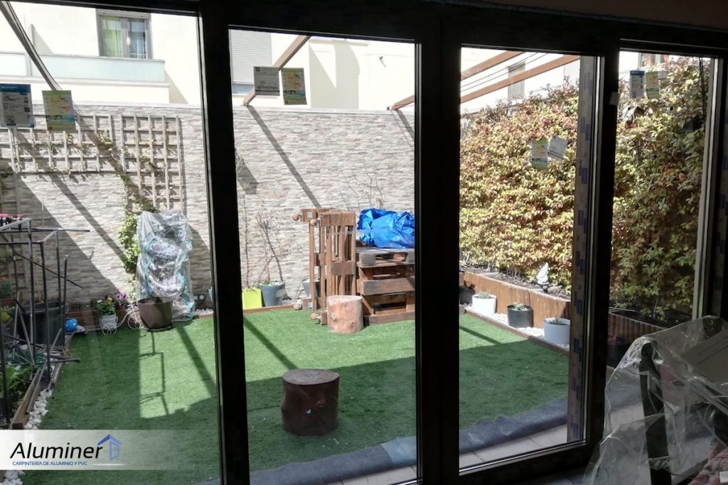 Puerta-para-patio-interior-2 - ALUMINER